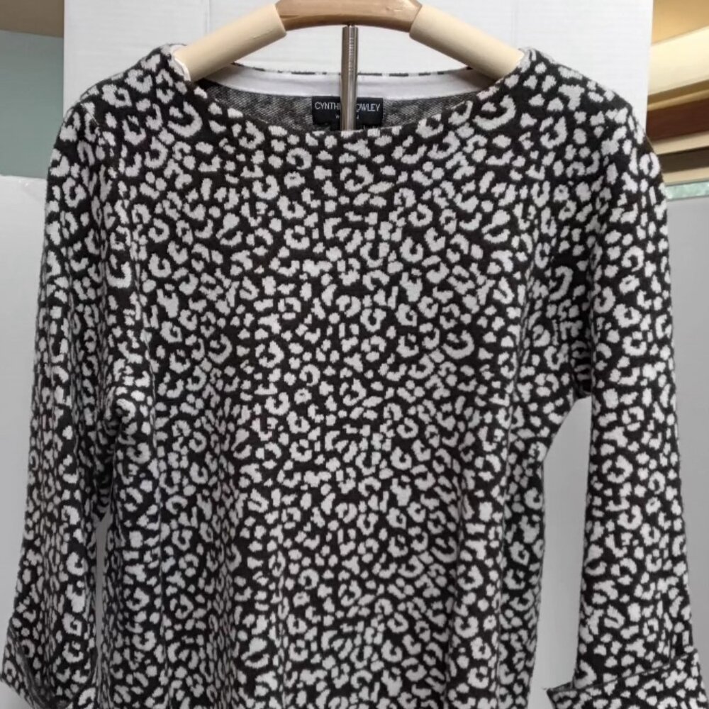 Cynthia Rowley 1X Ladies Sweater with Cuff Sleeves Olive Green Animal Pattern